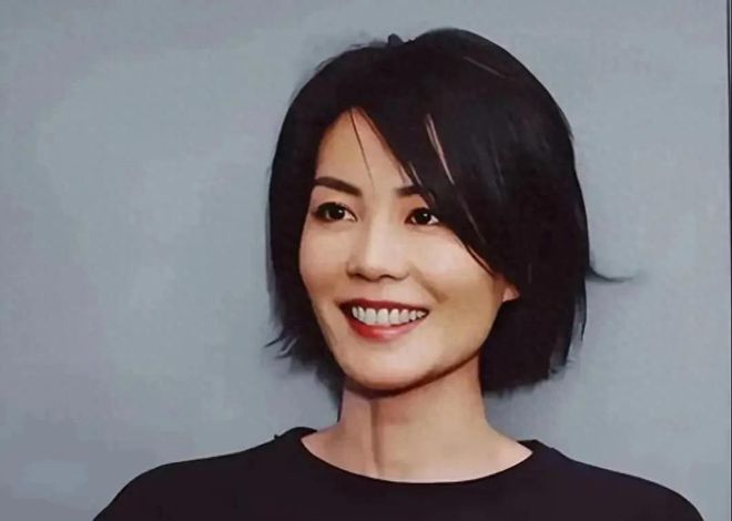 店会友棉服出镜虽头发微瑕但皮肤白皙J9真人游戏第一品牌56岁王菲酒(图2)
