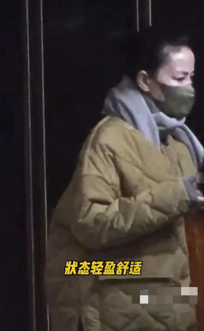 店会友棉服出镜虽头发微瑕但皮肤白皙J9真人游戏第一品牌56岁王菲酒(图3)