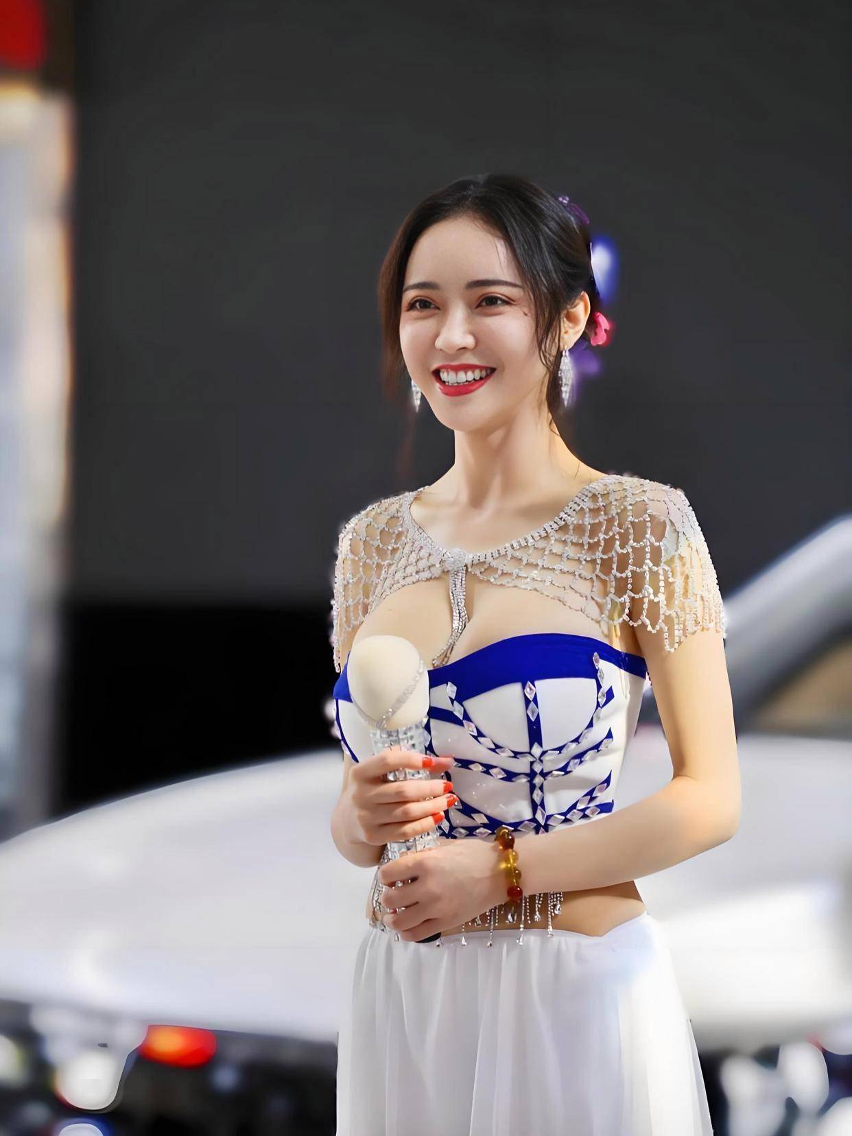 电影这魔鬼身材不愧是模特出身！J9国际网站潘春春最惊艳的3部(图10)